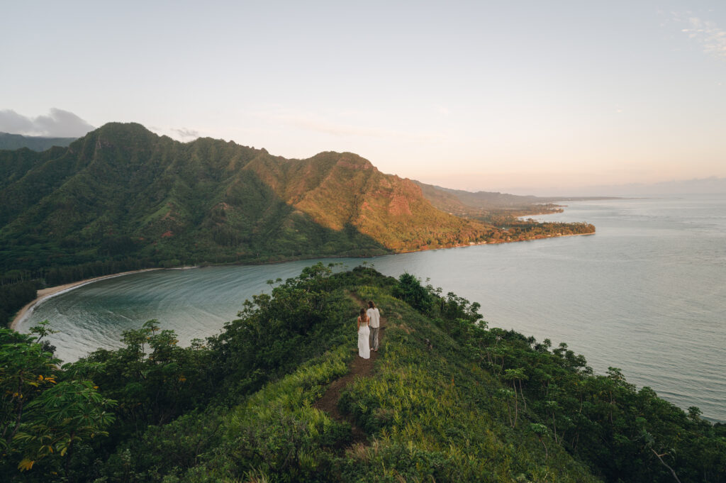 Couple getting married on the cliffside on Oahu